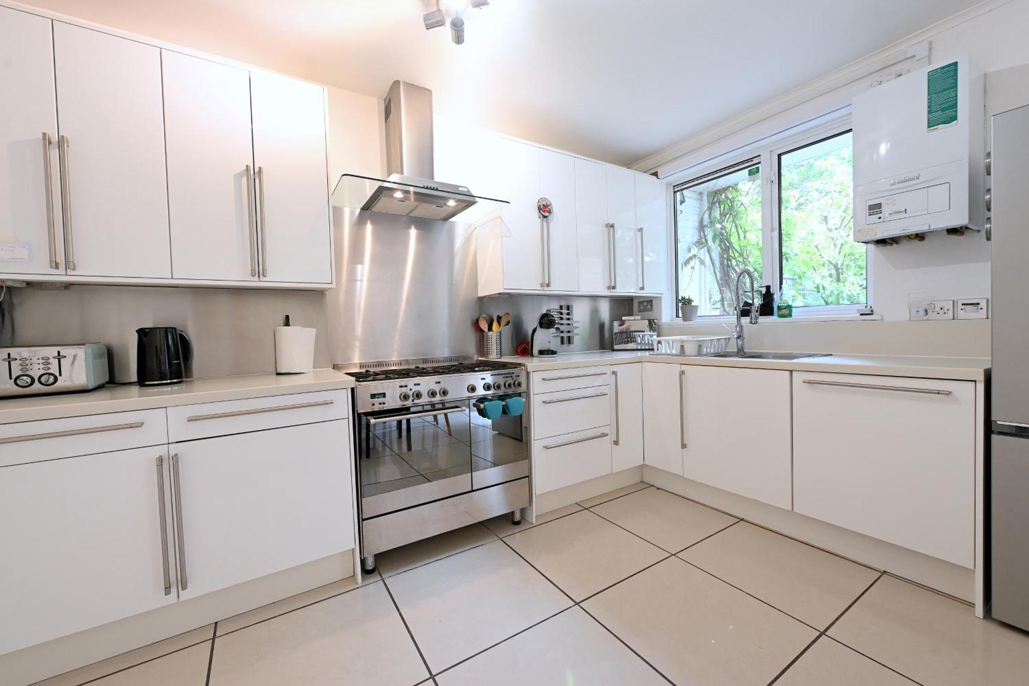 4 Bedroom Patio House Regent'S Park - Parking London Eksteriør billede